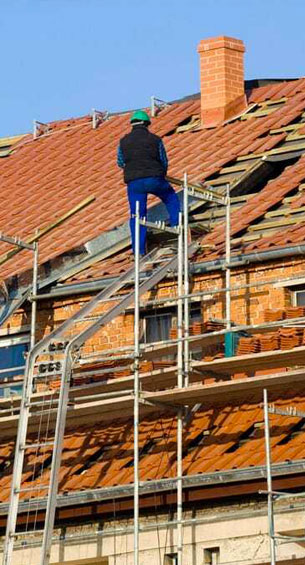 Renov Toiture 50 : artisan couvreur dans la Manche (50) : pose de toiture neuve, rénovation de toiture, couverture, urgence fuite de toiture, zinguerie : Pose gouttière, chéneaux, bande de rives de toit, solin, abergement de cheminée … Entretien de toiture : nettoyage, démoussage et peinture hydrofuge toiture, étanchéité toit plat terrasse, isolation toiture et combles, nettoyage et ravalement peinture façade, Nettoyage des extérieurs. Artisan couvreur dans la Manche (50) : Saint-Gilles, Saint-Lô, Coutances, Granville, Avranches, Les Pieux, Valognes … Rénov Toiture 50