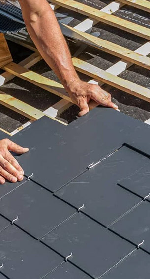 Renov Toiture 50 : artisan couvreur dans la Manche (50) : pose de toiture neuve, rénovation de toiture, couverture, urgence fuite de toiture, zinguerie : Pose gouttière, chéneaux, bande de rives de toit, solin, abergement de cheminée … Entretien de toiture : nettoyage, démoussage et peinture hydrofuge toiture, étanchéité toit plat terrasse, isolation toiture et combles, nettoyage et ravalement peinture façade, Nettoyage des extérieurs. Artisan couvreur dans la Manche (50) : Saint-Gilles, Saint-Lô, Coutances, Granville, Avranches, Les Pieux, Valognes … Rénov Toiture 50