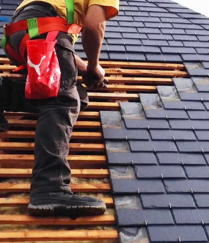 Travaux de toiture - Renov Toiture 50 : artisan couvreur dans la Manche (50) : Travaux de toiture : Pose de couverture et faîtage en neuf et en rénovation. SOS Urgence toiture : dépannage urgent fuite de toit et mise hors d’eau de votre toit . Installation de fenêtre de toit Velux. Pose de zinguerie : gouttière, bande de rive, noue … Artisan couvreur dans la Manche (50) : Saint-Gilles, Saint-Lô, Coutances, Granville, Avranches, Les Pieux, Valognes … Rénov Toiture 50