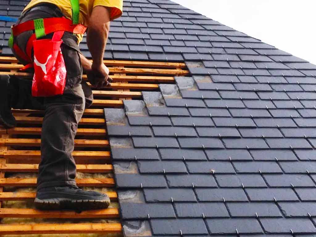 Travaux de toiture - Renov Toiture 50 : artisan couvreur dans la Manche (50) : Travaux de toiture : Pose de couverture et faîtage en neuf et en rénovation. SOS Urgence toiture : dépannage urgent fuite de toit et mise hors d’eau de votre toit . Installation de fenêtre de toit Velux. Pose de zinguerie : gouttière, bande de rive, noue … Artisan couvreur dans la Manche (50) : Saint-Gilles, Saint-Lô, Coutances, Granville, Avranches, Les Pieux, Valognes … Rénov Toiture 50