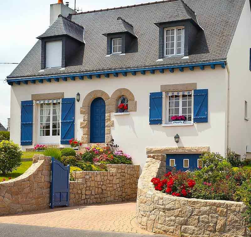 Nettoyage et peinture façade - Renov Toiture 50 : Peintre dans la Manche (50) - Nettoyage démoussage taitement anti mousse façade. Ravalement peinture façade, boiserie et ferronnerie. Artisan peintre dans la Manche (50) - Artisan couvreur dans la Manche (50) : Saint-Gilles, Saint-Lô, Coutances, Granville, Avranches, Les Pieux, Valognes … Rénov Toiture 50