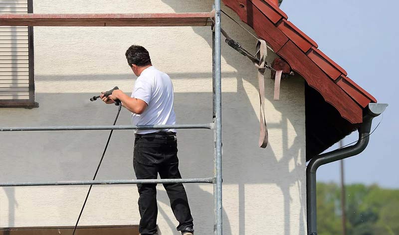 Nettoyage et peinture façade - Renov Toiture 50 : Peintre dans la Manche (50) - Nettoyage démoussage taitement anti mousse façade. Ravalement peinture façade, boiserie et ferronnerie. Artisan peintre dans la Manche (50) - Artisan couvreur dans la Manche (50) : Saint-Gilles, Saint-Lô, Coutances, Granville, Avranches, Les Pieux, Valognes … Rénov Toiture 50