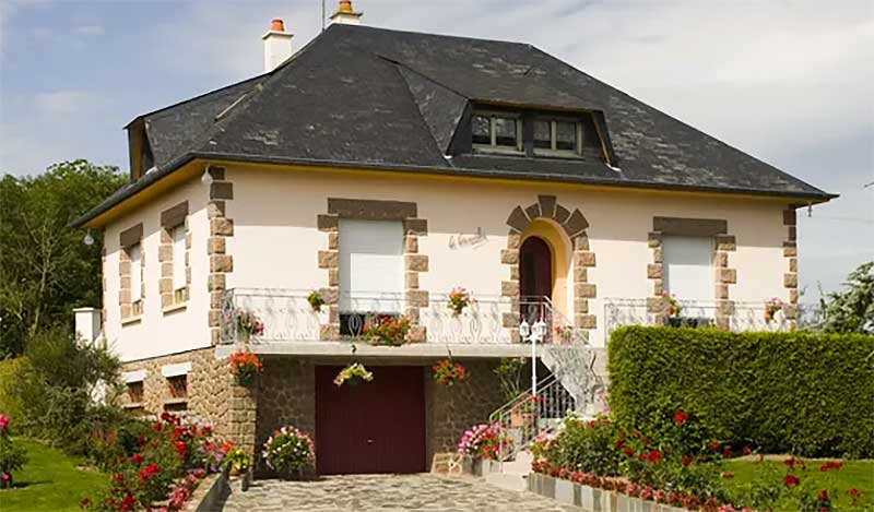 Nettoyage et peinture façade - Renov Toiture 50 : Peintre dans la Manche (50) - Nettoyage démoussage taitement anti mousse façade. Ravalement peinture façade, boiserie et ferronnerie. Artisan peintre dans la Manche (50) - Artisan couvreur dans la Manche (50) : Saint-Gilles, Saint-Lô, Coutances, Granville, Avranches, Les Pieux, Valognes … Rénov Toiture 50