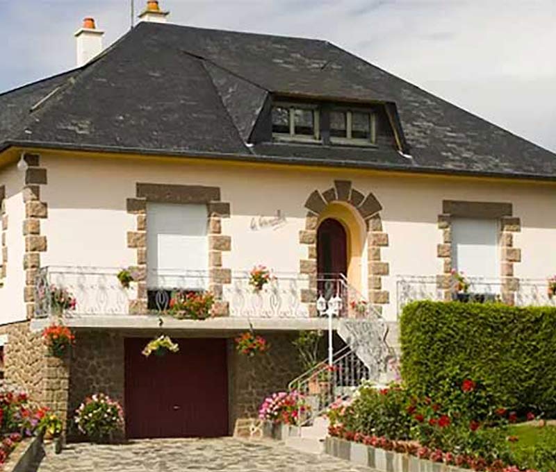 Nettoyage et peinture façade - Renov Toiture 50 : Peintre dans la Manche (50) - Nettoyage démoussage taitement anti mousse façade. Ravalement peinture façade, boiserie et ferronnerie. Artisan peintre dans la Manche (50) - Artisan couvreur dans la Manche (50) : Saint-Gilles, Saint-Lô, Coutances, Granville, Avranches, Les Pieux, Valognes … Rénov Toiture 50