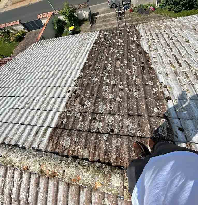 Nettoyage toiture - Renov Toiture 50 : artisan couvreur dans la Manche (50) : Nettoyage toiture et protection anti-mousse démoussage toit. Revêtement peinture hydrofuge coloré couvereture dans la Manche (50) - Artisan couvreur dans la Manche (50) : Saint-Gilles, Saint-Lô, Coutances, Granville, Avranches, Les Pieux, Valognes … Rénov Toiture 50
