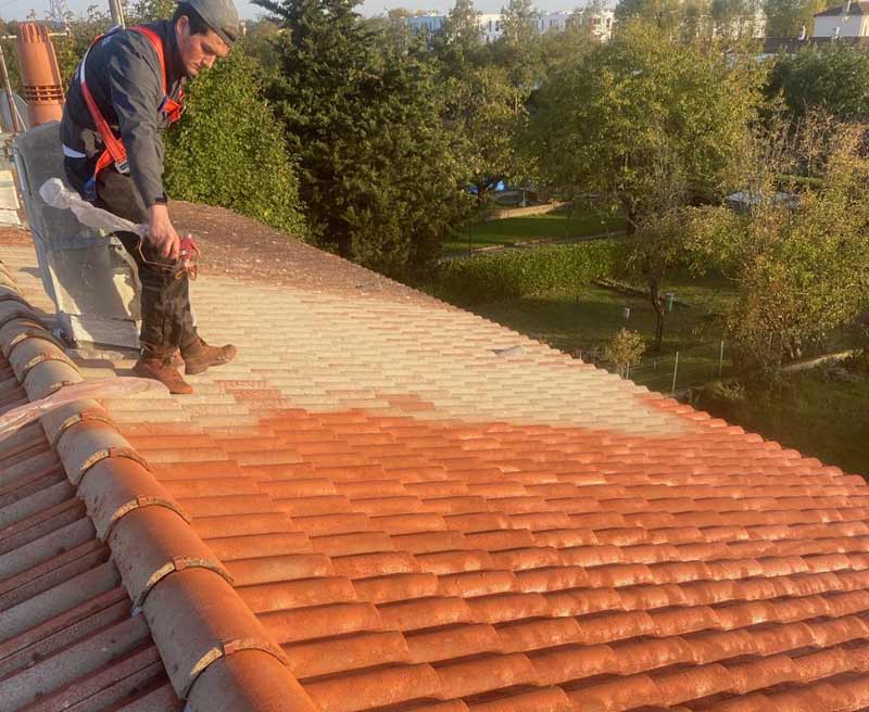 Nettoyage toiture - Renov Toiture 50 : artisan couvreur dans la Manche (50) : Nettoyage toiture et protection anti-mousse démoussage toit. Revêtement peinture hydrofuge coloré couvereture dans la Manche (50) - Artisan couvreur dans la Manche (50) : Saint-Gilles, Saint-Lô, Coutances, Granville, Avranches, Les Pieux, Valognes … Rénov Toiture 50