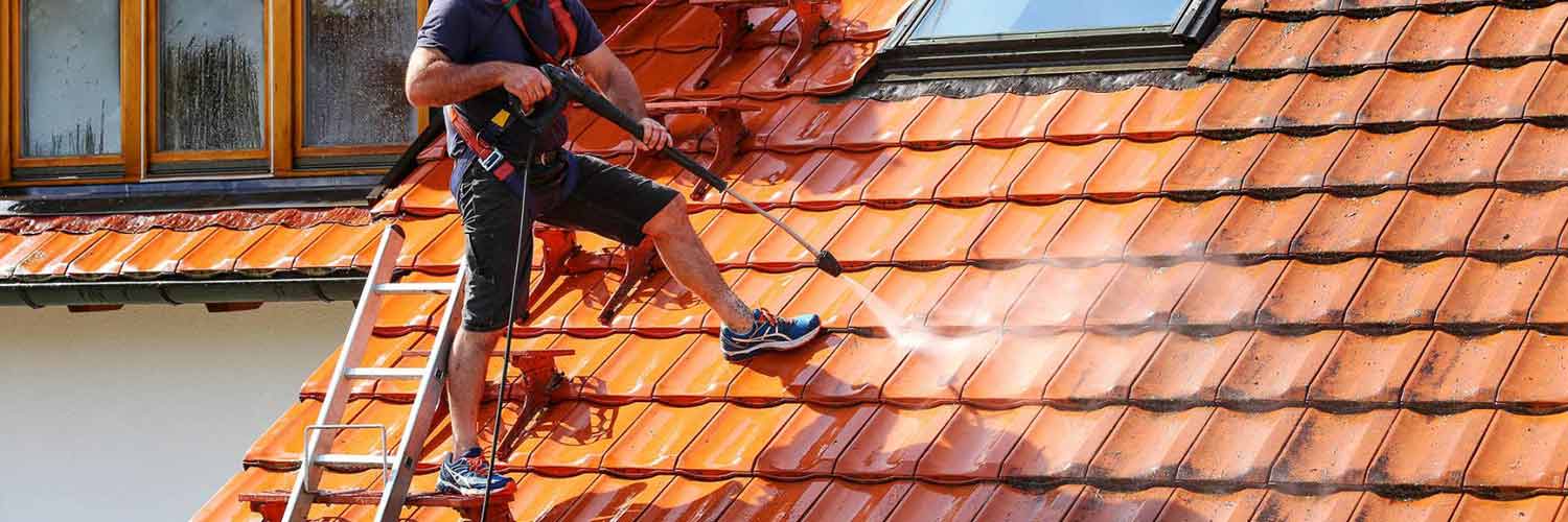 Nettoyage toiture - Renov Toiture 50 : artisan couvreur dans la Manche (50) : Nettoyage toiture et protection anti-mousse démoussage toit. Revêtement peinture hydrofuge coloré couvereture dans la Manche (50) - Artisan couvreur dans la Manche (50) : Saint-Gilles, Saint-Lô, Coutances, Granville, Avranches, Les Pieux, Valognes … Rénov Toiture 50