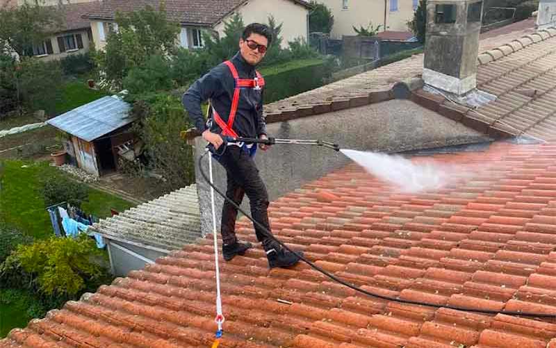 Nettoyage toiture - Renov Toiture 50 : artisan couvreur dans la Manche (50) : Nettoyage toiture et protection anti-mousse démoussage toit. Revêtement peinture hydrofuge coloré couvereture dans la Manche (50) - Artisan couvreur dans la Manche (50) : Saint-Gilles, Saint-Lô, Coutances, Granville, Avranches, Les Pieux, Valognes … Rénov Toiture 50