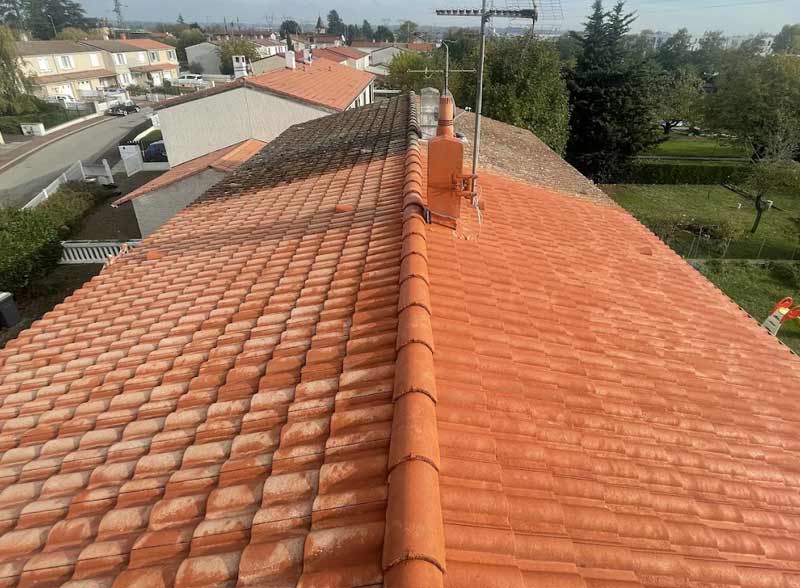 Nettoyage toiture - Renov Toiture 50 : artisan couvreur dans la Manche (50) : Nettoyage toiture et protection anti-mousse démoussage toit. Revêtement peinture hydrofuge coloré couvereture dans la Manche (50) - Artisan couvreur dans la Manche (50) : Saint-Gilles, Saint-Lô, Coutances, Granville, Avranches, Les Pieux, Valognes … Rénov Toiture 50