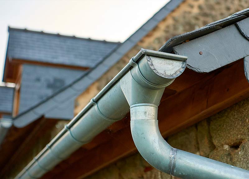 Renov Toiture 50 : artisan couvreur dans la Manche (50) : pose de toiture neuve, rénovation de toiture, couverture, urgence fuite de toiture, zinguerie : Pose gouttière, chéneaux, bande de rives de toit, solin, abergement de cheminée … Entretien de toiture : nettoyage, démoussage et peinture hydrofuge toiture, étanchéité toit plat terrasse, isolation toiture et combles, nettoyage et ravalement peinture façade, Nettoyage des extérieurs. Artisan couvreur dans la Manche (50) : Saint-Gilles, Saint-Lô, Coutances, Granville, Avranches, Les Pieux, Valognes … Rénov Toiture 50