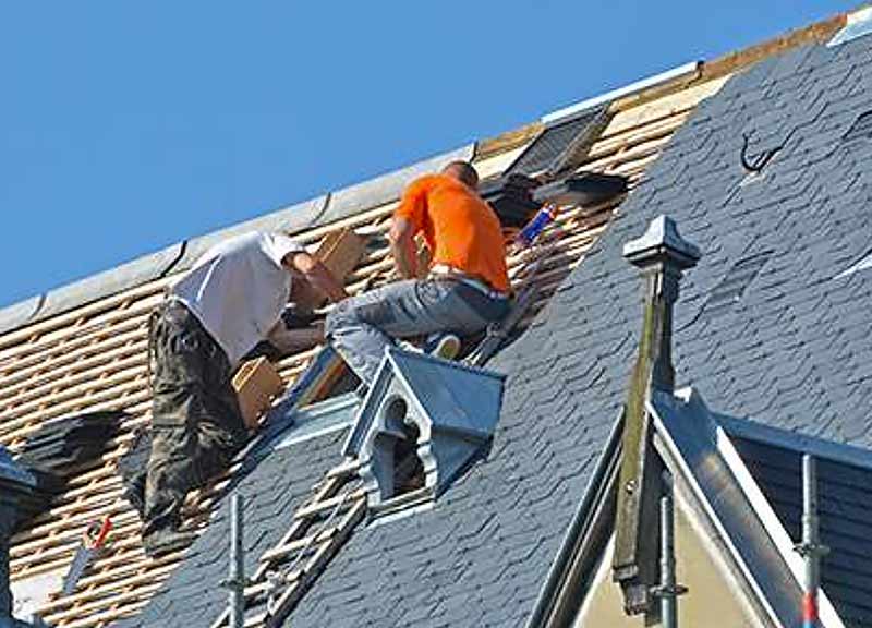 Renov Toiture 50 : artisan couvreur dans la Manche (50) : pose de toiture neuve, rénovation de toiture, couverture, urgence fuite de toiture, zinguerie : Pose gouttière, chéneaux, bande de rives de toit, solin, abergement de cheminée … Entretien de toiture : nettoyage, démoussage et peinture hydrofuge toiture, étanchéité toit plat terrasse, isolation toiture et combles, nettoyage et ravalement peinture façade, Nettoyage des extérieurs. Artisan couvreur dans la Manche (50) : Saint-Gilles, Saint-Lô, Coutances, Granville, Avranches, Les Pieux, Valognes … Rénov Toiture 50