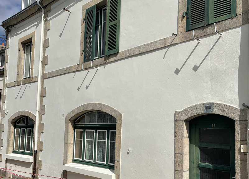 Renov Toiture 50 : artisan couvreur dans la Manche (50) : pose de toiture neuve, rénovation de toiture, couverture, urgence fuite de toiture, zinguerie : Pose gouttière, chéneaux, bande de rives de toit, solin, abergement de cheminée … Entretien de toiture : nettoyage, démoussage et peinture hydrofuge toiture, étanchéité toit plat terrasse, isolation toiture et combles, nettoyage et ravalement peinture façade, Nettoyage des extérieurs. Artisan couvreur dans la Manche (50) : Saint-Gilles, Saint-Lô, Coutances, Granville, Avranches, Les Pieux, Valognes … Rénov Toiture 50