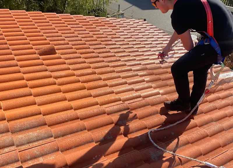 Renov Toiture 50 : artisan couvreur dans la Manche (50) : pose de toiture neuve, rénovation de toiture, couverture, urgence fuite de toiture, zinguerie : Pose gouttière, chéneaux, bande de rives de toit, solin, abergement de cheminée … Entretien de toiture : nettoyage, démoussage et peinture hydrofuge toiture, étanchéité toit plat terrasse, isolation toiture et combles, nettoyage et ravalement peinture façade, Nettoyage des extérieurs. Artisan couvreur dans la Manche (50) : Saint-Gilles, Saint-Lô, Coutances, Granville, Avranches, Les Pieux, Valognes … Rénov Toiture 50