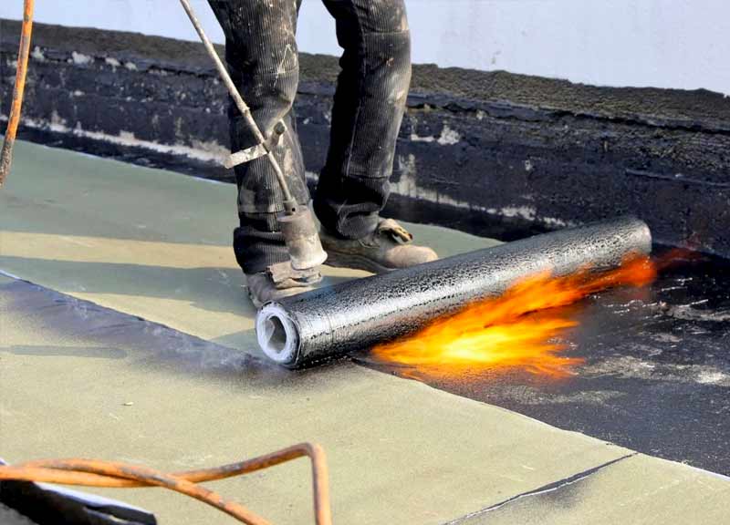 Renov Toiture 50 : artisan couvreur dans la Manche (50) : pose de toiture neuve, rénovation de toiture, couverture, urgence fuite de toiture, zinguerie : Pose gouttière, chéneaux, bande de rives de toit, solin, abergement de cheminée … Entretien de toiture : nettoyage, démoussage et peinture hydrofuge toiture, étanchéité toit plat terrasse, isolation toiture et combles, nettoyage et ravalement peinture façade, Nettoyage des extérieurs. Artisan couvreur dans la Manche (50) : Saint-Gilles, Saint-Lô, Coutances, Granville, Avranches, Les Pieux, Valognes … Rénov Toiture 50