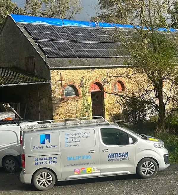 Renov Toiture 50 : artisan couvreur dans la Manche (50) : pose de toiture neuve, rénovation de toiture, couverture, urgence fuite de toiture, zinguerie : Pose gouttière, chéneaux, bande de rives de toit, solin, abergement de cheminée … Entretien de toiture : nettoyage, démoussage et peinture hydrofuge toiture, étanchéité toit plat terrasse, isolation toiture et combles, nettoyage et ravalement peinture façade, Nettoyage des extérieurs. Artisan couvreur dans la Manche (50) : Saint-Gilles, Saint-Lô, Coutances, Granville, Avranches, Les Pieux, Valognes … Rénov Toiture 50