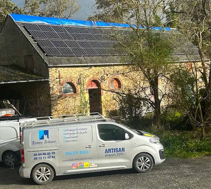 Renov Toiture 50 : artisan couvreur dans la Manche (50) : pose de toiture neuve, rénovation de toiture, couverture, urgence fuite de toiture, zinguerie : Pose gouttière, chéneaux, bande de rives de toit, solin, abergement de cheminée … Entretien de toiture : nettoyage, démoussage et peinture hydrofuge toiture, étanchéité toit plat terrasse, isolation toiture et combles, nettoyage et ravalement peinture façade, Nettoyage des extérieurs. Artisan couvreur dans la Manche (50) : Saint-Gilles, Saint-Lô, Coutances, Granville, Avranches, Les Pieux, Valognes … Rénov Toiture 50