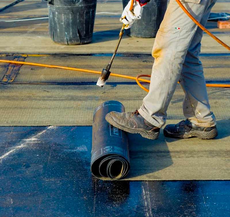 Etanchéité toit plat - Renov Toiture 50 : artisan couvreur étancheur dans la Manche (50). Étanchéité toit plat terrasse par membrane bitumeuse. Isolation toiture et combles : isolation par soufflage ou isolation des rampants. Artisan couvreur dans la Manche (50) : Saint-Gilles, Saint-Lô, Coutances, Granville, Avranches, Les Pieux, Valognes … Rénov Toiture 50