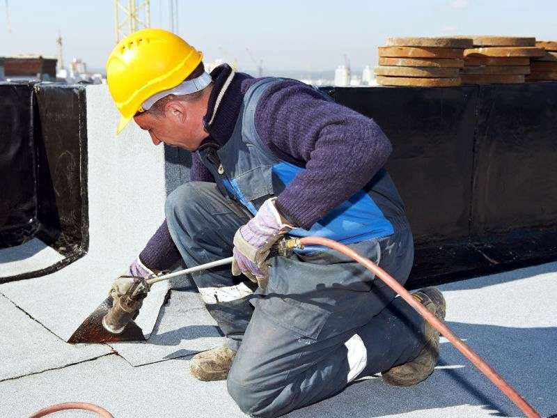 Etanchéité toit plat - Renov Toiture 50 : artisan couvreur étancheur dans la Manche (50). Étanchéité toit plat terrasse par membrane bitumeuse. Isolation toiture et combles : isolation par soufflage ou isolation des rampants. Artisan couvreur dans la Manche (50) : Saint-Gilles, Saint-Lô, Coutances, Granville, Avranches, Les Pieux, Valognes … Rénov Toiture 50