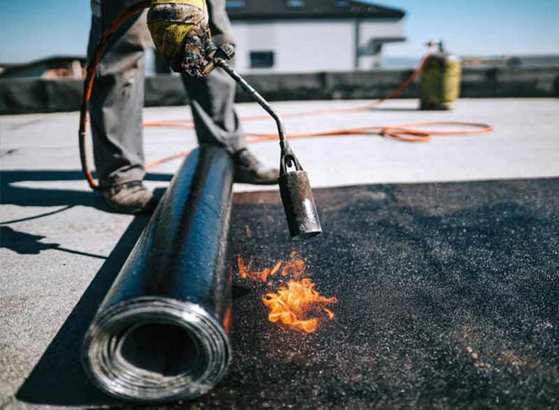 Etanchéité toit plat - Renov Toiture 50 : artisan couvreur étancheur dans la Manche (50). Étanchéité toit plat terrasse par membrane bitumeuse. Isolation toiture et combles : isolation par soufflage ou isolation des rampants. Artisan couvreur dans la Manche (50) : Saint-Gilles, Saint-Lô, Coutances, Granville, Avranches, Les Pieux, Valognes … Rénov Toiture 50