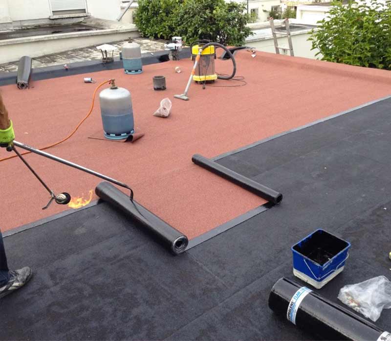 Etanchéité toit plat - Renov Toiture 50 : artisan couvreur étancheur dans la Manche (50). Étanchéité toit plat terrasse par membrane bitumeuse. Isolation toiture et combles : isolation par soufflage ou isolation des rampants. Artisan couvreur dans la Manche (50) : Saint-Gilles, Saint-Lô, Coutances, Granville, Avranches, Les Pieux, Valognes … Rénov Toiture 50