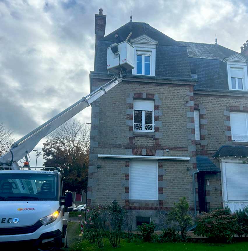 Travaux de toiture - Renov Toiture 50 : artisan couvreur dans la Manche (50) : Travaux de toiture : Pose de couverture et faîtage en neuf et en rénovation. SOS Urgence toiture : dépannage urgent fuite de toit et mise hors d’eau de votre toit . Installation de fenêtre de toit Velux. Pose de zinguerie : gouttière, bande de rive, noue … Artisan couvreur dans la Manche (50) : Saint-Gilles, Saint-Lô, Coutances, Granville, Avranches, Les Pieux, Valognes … Rénov Toiture 50
