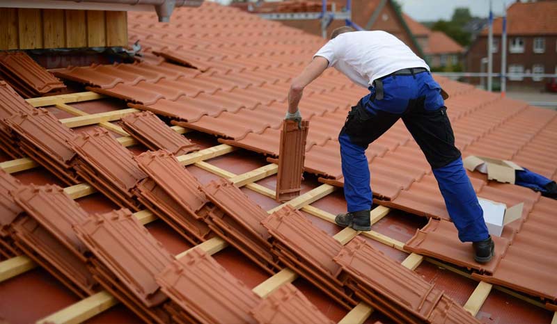 Travaux de toiture - Renov Toiture 50 : artisan couvreur dans la Manche (50) : Travaux de toiture : Pose de couverture et faîtage en neuf et en rénovation. SOS Urgence toiture : dépannage urgent fuite de toit et mise hors d’eau de votre toit . Installation de fenêtre de toit Velux. Pose de zinguerie : gouttière, bande de rive, noue … Artisan couvreur dans la Manche (50) : Saint-Gilles, Saint-Lô, Coutances, Granville, Avranches, Les Pieux, Valognes … Rénov Toiture 50