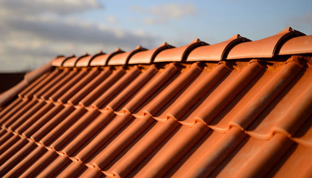 Travaux de toiture - Renov Toiture 50 : artisan couvreur dans la Manche (50) : Travaux de toiture : Pose de couverture et faîtage en neuf et en rénovation. SOS Urgence toiture : dépannage urgent fuite de toit et mise hors d’eau de votre toit . Installation de fenêtre de toit Velux. Pose de zinguerie : gouttière, bande de rive, noue … Artisan couvreur dans la Manche (50) : Saint-Gilles, Saint-Lô, Coutances, Granville, Avranches, Les Pieux, Valognes … Rénov Toiture 50