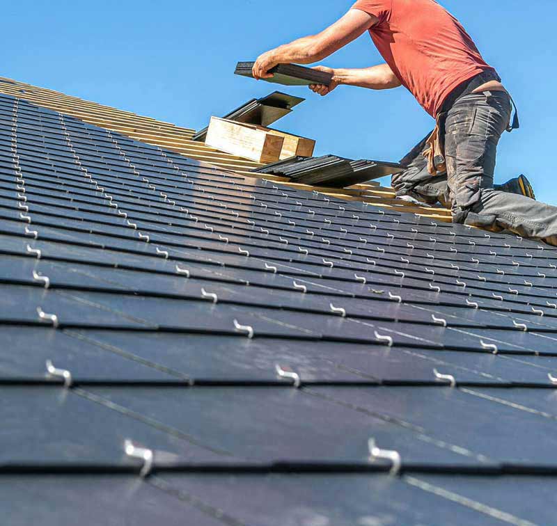 Travaux de toiture - Renov Toiture 50 : artisan couvreur dans la Manche (50) : Travaux de toiture : Pose de couverture et faîtage en neuf et en rénovation. SOS Urgence toiture : dépannage urgent fuite de toit et mise hors d’eau de votre toit . Installation de fenêtre de toit Velux. Pose de zinguerie : gouttière, bande de rive, noue … Artisan couvreur dans la Manche (50) : Saint-Gilles, Saint-Lô, Coutances, Granville, Avranches, Les Pieux, Valognes … Rénov Toiture 50