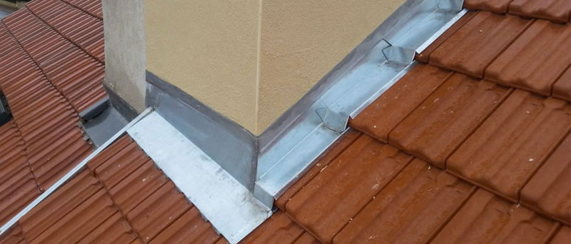 Travaux de toiture - Renov Toiture 50 : artisan couvreur dans la Manche (50) : Travaux de toiture : Pose de couverture et faîtage en neuf et en rénovation. SOS Urgence toiture : dépannage urgent fuite de toit et mise hors d’eau de votre toit . Installation de fenêtre de toit Velux. Pose de zinguerie : gouttière, bande de rive, noue … Artisan couvreur dans la Manche (50) : Saint-Gilles, Saint-Lô, Coutances, Granville, Avranches, Les Pieux, Valognes … Rénov Toiture 50