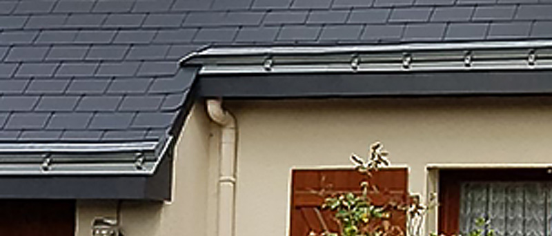 Travaux de toiture - Renov Toiture 50 : artisan couvreur dans la Manche (50) : Travaux de toiture : Pose de couverture et faîtage en neuf et en rénovation. SOS Urgence toiture : dépannage urgent fuite de toit et mise hors d’eau de votre toit . Installation de fenêtre de toit Velux. Pose de zinguerie : gouttière, bande de rive, noue … Artisan couvreur dans la Manche (50) : Saint-Gilles, Saint-Lô, Coutances, Granville, Avranches, Les Pieux, Valognes … Rénov Toiture 50